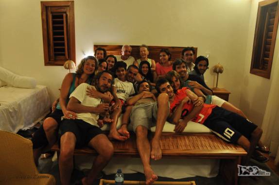 Toda a família, entre filhos, netos, genros e noras, reunidos na cama dos patriarcas, em Fortim, no litoral do Ceará